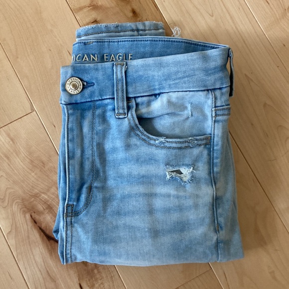 America Eagle High-Waisted Jegging; Light Wash; Size 6 - Picture 1 of 2